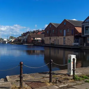 Charming Quayside Apartment In Exeter, Devon Apartment