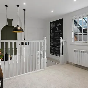 Luxe Courtyard For 4 Near Centre Apartment